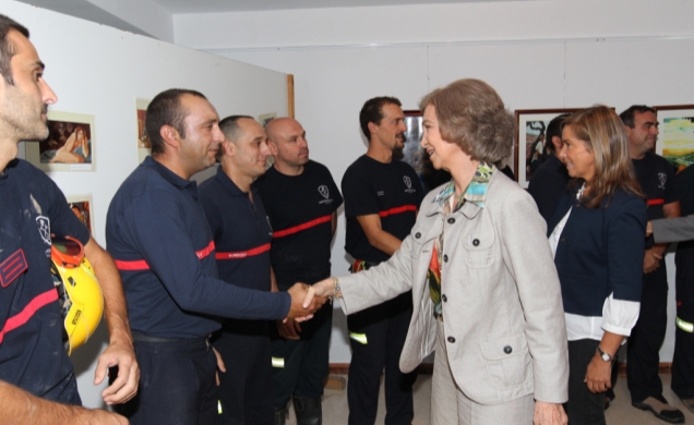 Visita a zonas afectadas por las recientes inundaciones. Doña Sofía saluda a los bomberos que intervinieron en los municipios afectados de Málaga